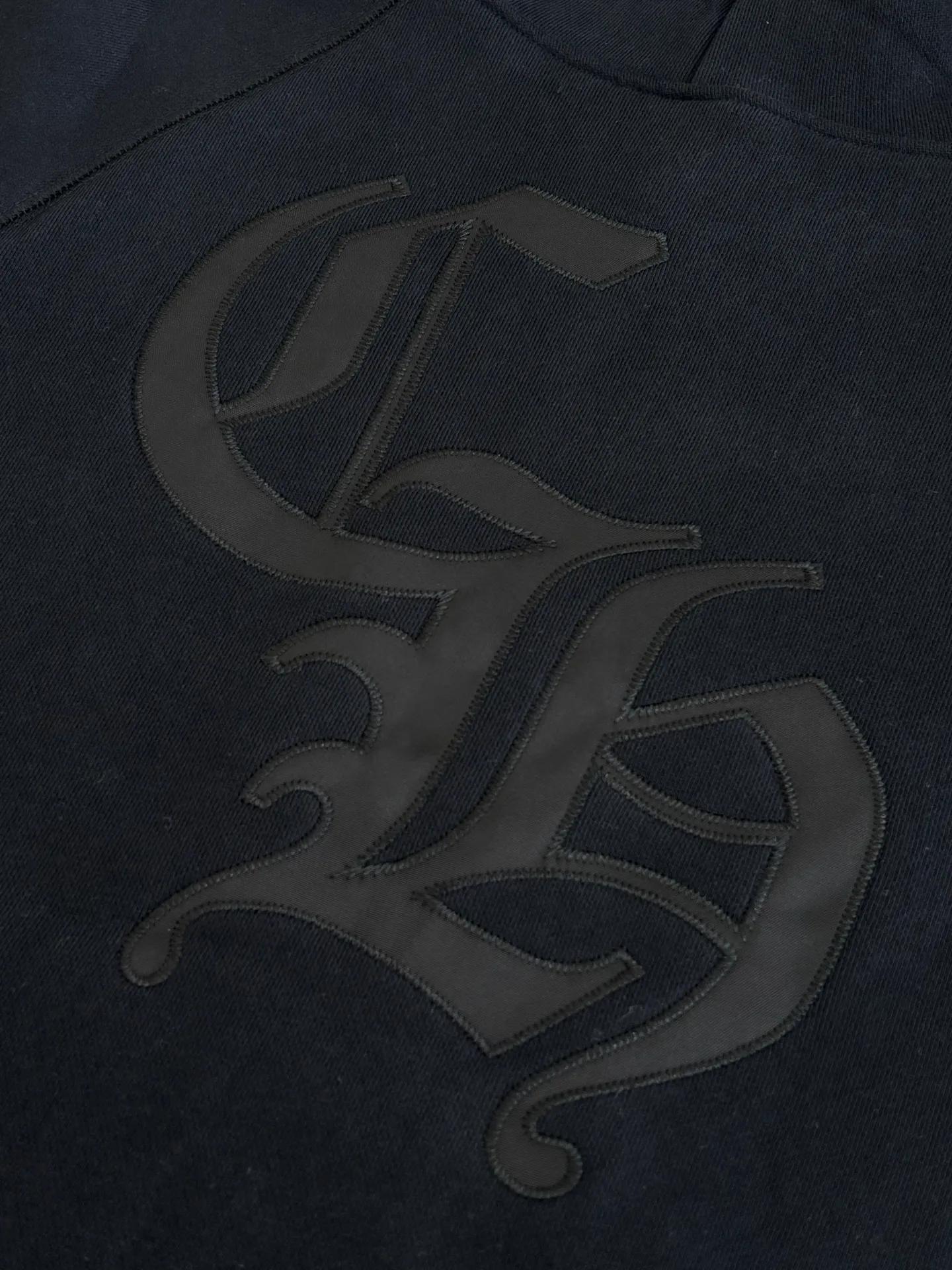 P500 Chrome Heart*/Chrome Heart CH patch embroidered logo hooded sweatshirt. Customized heavy fortress interwoven air cotton. Adopt imported machine patch embroidery process. The fabrics have been washed and have a better hand feel. Not easy to deform, not easy to shrink, not easy to fade. Size: S/M/L/XL